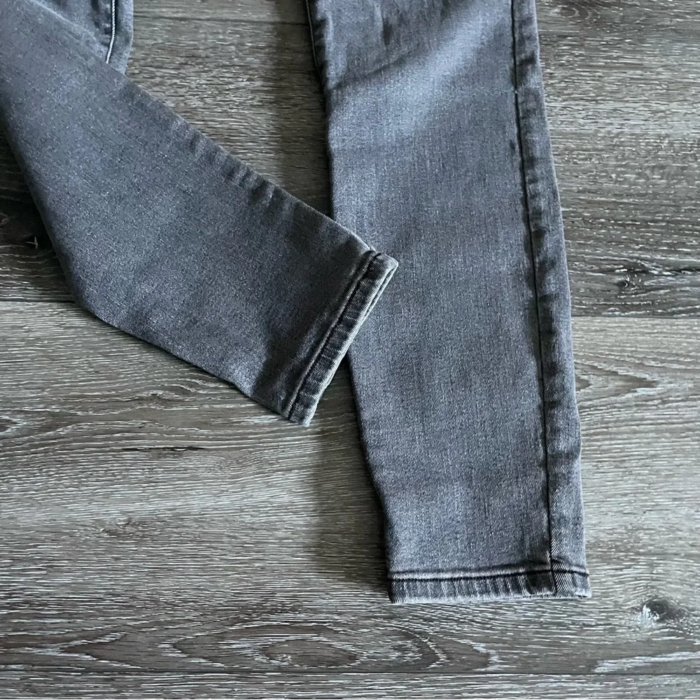 EVERLANE Mid-Rise Jeans Size 30 Reg Washed Black